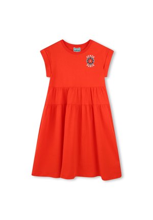 Robe en coton rouge avec un col rond, des manches courtes et une conception à volants. Présente un logo floral Kenzo Paris sur la poitrine.