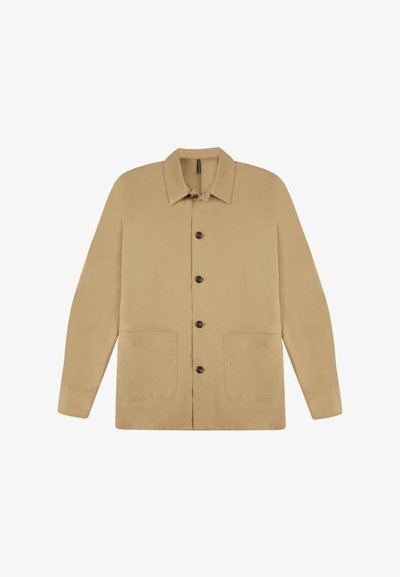 Veste en coton beige avec un col pointu, fermeture à boutons sur le devant et deux grandes poches plaquées. Manches longues et texture lisse.