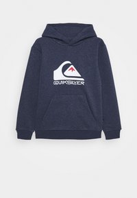 Sudadera azul marino hecha de una mezcla de algodón. Presenta un bolsillo canguro frontal, puños de canalé y un logo blanco con un acento rojo.