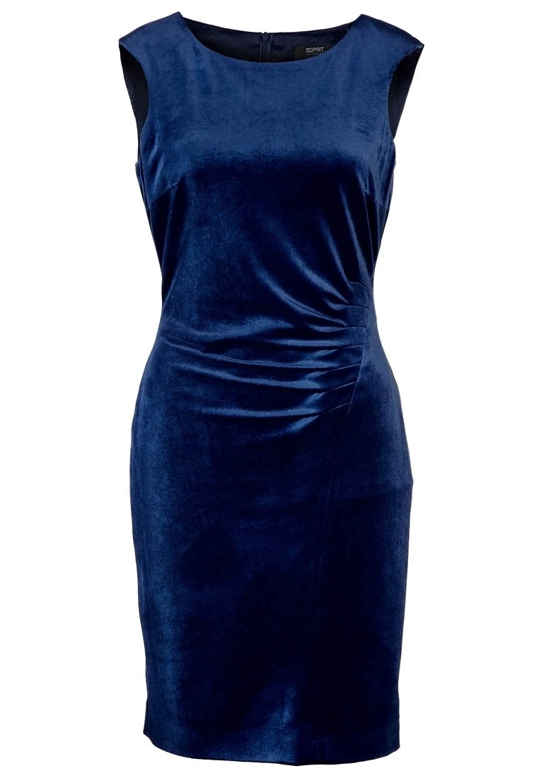 Robe sans manches en velours bleu marine avec une silhouette ajustée, des détails de fronces sur le côté et une fermeture éclair dissimulée au dos.