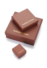 Braune Geschenkboxen in zwei Größen mit glatter Textur, die goldenen Text mit der Aufschrift "Rafaela Donata" zeigen. Die Boxen sind gestapelt, wobei eine separat steht.