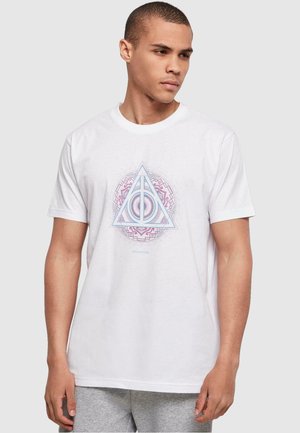Hvit bomullst-skjorte med et trekantet grafisk design i blått og rosa, som har intrikate sirkulære mønstre og et sentrert designelement.