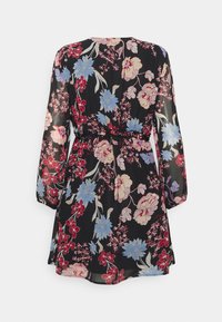 Blommig klänning i lätt, svart tyg. Har röda, blå och rosa blommönster. Långa ärmar, elastisk midja och en avslappnad passform.