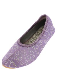 Lila Ballerina mit glatter Textur, verziert mit silbernen Herzmustern, abgerundeter Zehenpartie und einem leicht elastischen Einstieg.