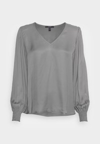 Blusa grigia realizzata in tessuto liscio, con scollatura a V, maniche lunghe a sbuffo e polsini arricciati per una vestibilità comoda.