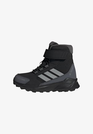 Botas de caminhada pretas com detalhes cinzentos, design alto, material texturizado, fecho com atacadores e fita adesiva, e sola robusta para tração.