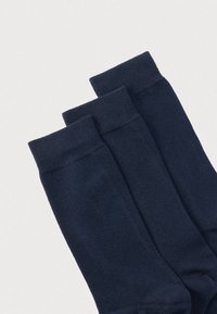 Chaussettes en coton bleu marine, trois paires, avec une texture lisse et des bords côtelés pour le confort. Aucune motif ou accent visible.
