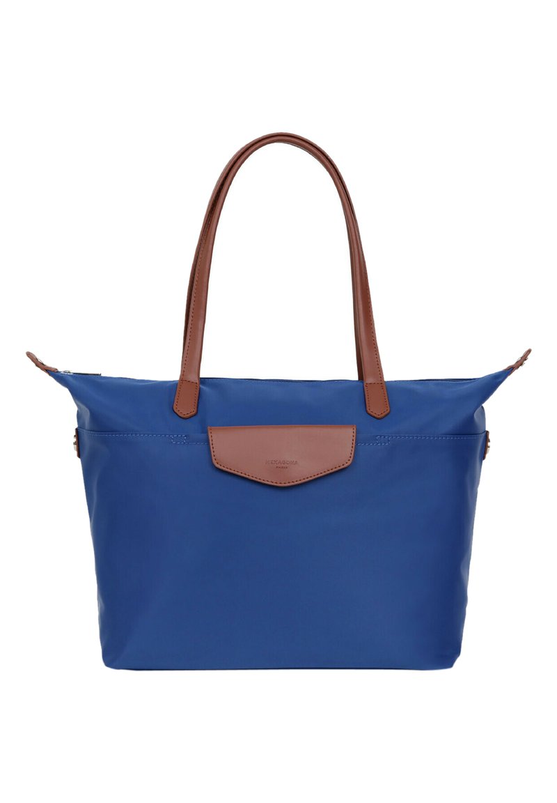 Borsa tote in nylon blu con manici in pelle marrone e chiusura a pattina. Texture liscia, design spazioso, presenta un accento in pelle con marchio.