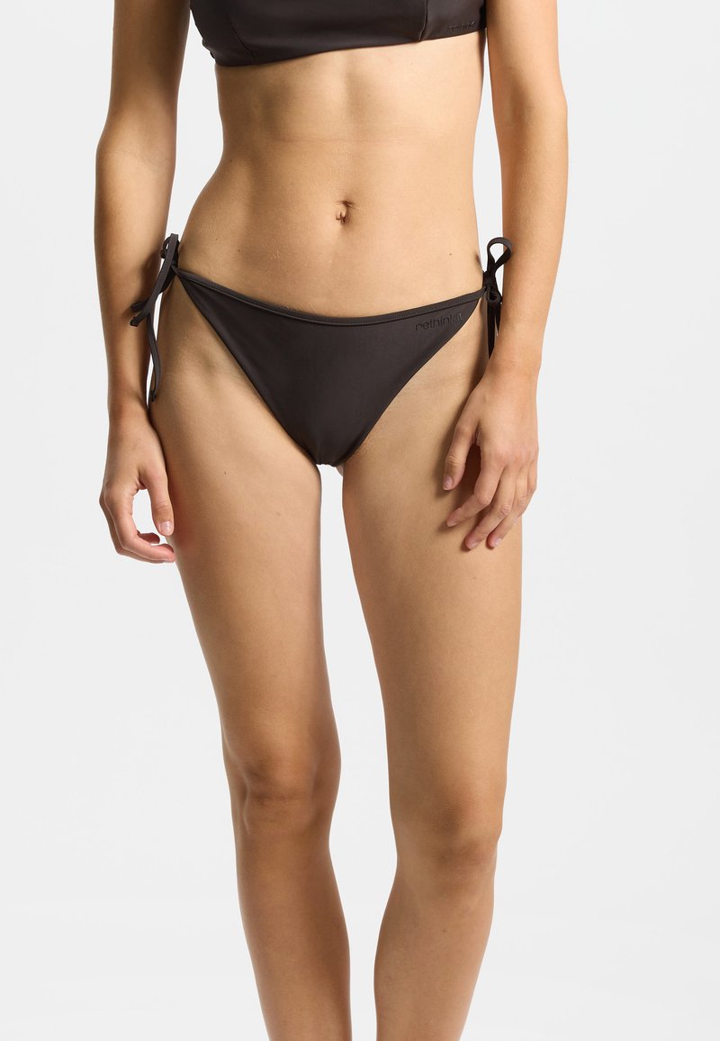 Bas de bikini noir avec côtés réglables, coupe taille basse et texture lisse. Présente un branding subtil sur la ceinture.
