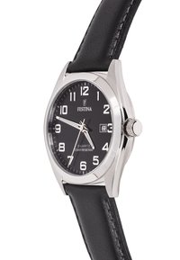 Melna kvarca pulkstenis ar nerūsējošā tērauda korpusu, apaļu formu un melnu ādas siksniņu. Svarīgākās iezīmes ir lielas baltas arābu ciparu zīmes un datuma rādītājs.