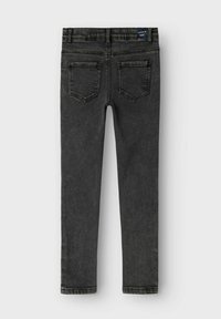 Jeans de mezclilla negra con corte slim, diseño de cinco bolsillos y acabado desgastado. Presenta costuras reforzadas y cinturilla estándar.
