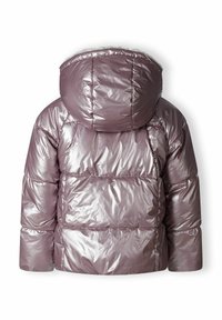 Doudoune mauve brillante avec un quiltage horizontal et une grande capuche doublée de polaire blanche, vue de dos.