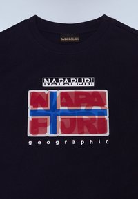 Camiseta de algodón azul marino con cuello redondo que presenta un diseño gráfico audaz y multicolor y texto "geográfico" en un color contrastante.