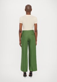 Weekend Max Mara MALIZIA - Auduma bikses - green