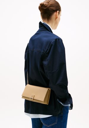 HER FLAP CHAIN - Cross body bag - khaki