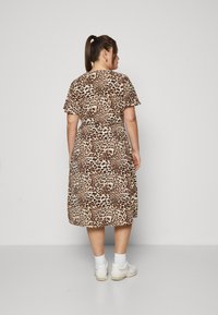 Vero Moda Curve VMCSAKI WRAP DRESS  - Päevakleit - sandshell betty