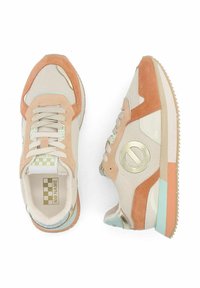 Baskets en mesh beige avec des accents en suède orange clair, des détails en vert menthe et crème, équipées d'un logo rond et d'une semelle en caoutchouc beige.