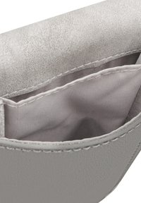 Borsa a tracolla grigia con superficie testurizzata, dotata di una fodera interna liscia e un design semplice a due tasche. Accentuata da cuciture sobrie.