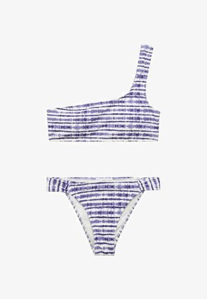Bikini top na jedno rame i odgovarajući donji deo u beloj boji sa vertikalnim ljubičastim prugama u tehnici tie-dye. Glatka tkanina sa minimalnim detaljima šavova.