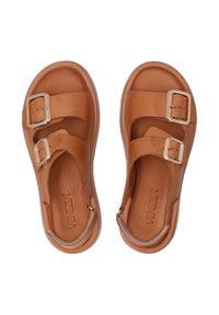 Braune Leder-Sandalen mit zwei verstellbaren Schnallen, offenes Zehendesign, gepolsterte Innensohle und glatte Textur. Markenlogo dezent innen eingeprägt.