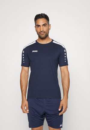 Marineblaues Sportshirt mit kurzen Ärmeln, weißen Akzenten entlang der Schultern und kreisförmigem Logodesign auf den Ärmeln. Mit 'JAKO'-Branding.