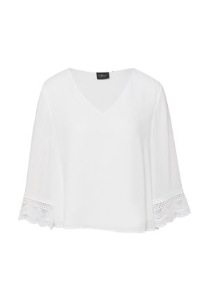 Biała bluzka z dekoltem w serek i rękawami za łokieć, ozdobiona koronkową lamówką przy mankietach, o luźnym, zwiewnym kroju.