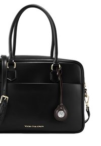 Borsa a tracolla in pelle nera con doppi manici superiori, tracolla removibile, dettagli in ottone dorato e un piccolo tag marrone con un orologio.