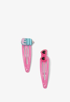 Due fermagli per capelli: uno rosa con un design di gelato glitterato blu, e l'altro rosa con due forme a cuore, entrambi con una finitura lucida.