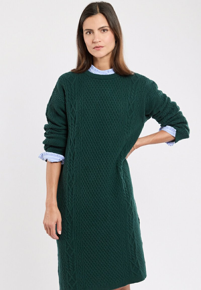 Robe pull en tricot vert foncé avec un motif en losanges texturé, manches longues et accents de col bleu clair. Design à hauteur des genoux.