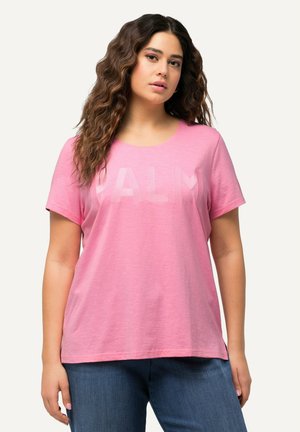 Lyserød kortærmet t-shirt med "PALM" logo i en dybere pink, rund halsudskæring, afslappet pasform, lavet af blødt og åndbart stof.