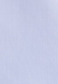 Lichtblauw gestructureerd stof met een fijne, gelijkmatige weving, die een glad oppervlak toont zonder zichtbare patronen of versieringen.