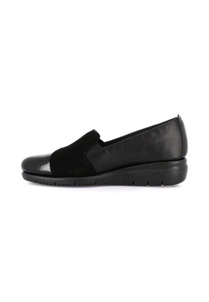 Scarpa slip-on nera da donna con tacco a zeppa basso, retro in pelle liscia, parte centrale in camoscio e punta testurizzata su sfondo bianco.