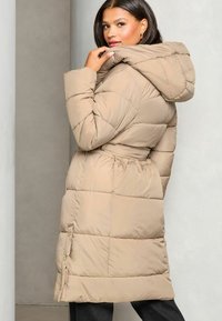 Lipsy REGULAR FIT - SHOWER RESISTANT BELTED PADDED - Abrigo de invierno - beige