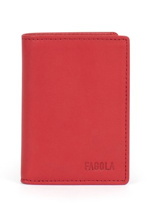 Portefeuille en cuir rouge avec des bords cousus et "FAGOLA" embossé dans le coin inférieur droit, posé verticalement sur un fond blanc.