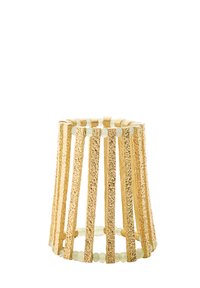 Złoty metalowy klosz lampy z pionowymi teksturowanymi paseczkami, otwartą strukturą i podstawą ozdobioną małymi okrągłymi koralikami.