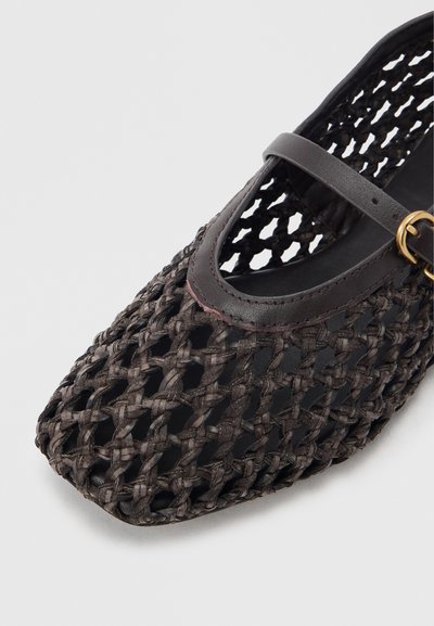 Zwarte gevlochten ballerina's met een vierkante neus, voorzien van een leren bandje en een gesp in goudkleur. Getextureerd, opengebreid design voor ademend vermogen.