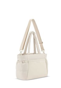 Sac à main beige matelassé avec deux poignées courtes et une bandoulière réglable, avec poches latérales et poche avant avec un logo discret.