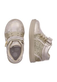 Scarpe per bambini oro chiaro con tomaia in pelle lucida e pannello laterale scintillante. Le caratteristiche includono una fascia e lacci elastici per una facile vestibilità.