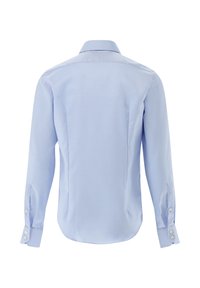 Hellblaues Langarmhemd mit klassischem Kragen. Verfügt über geknöpfte Manschetten und eine glatte, gleichmäßige Textur. Ohne sichtbare Muster oder Verzierungen.