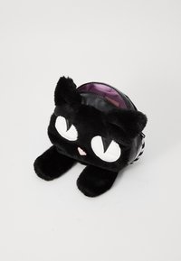 Borsa nera in peluche a forma di gatto con grandi occhi bianchi, naso rosa e dettagli in pelle nera. Presenta un interno viola e una zip a righe.