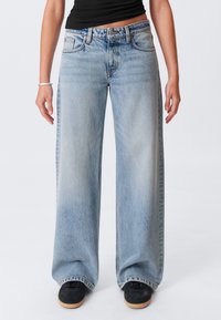 Ljusblå vida jeans med en urtvättad finish, med klassisk femficksdesign, koppardetaljer och hög midja.