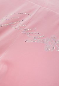 Roze stof met een gladde textuur, versierd met een ontwerp van iriserende strassstenen die in golvende patronen en bundels zijn gerangschikt.
