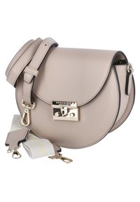 Beige läderhandväska med rundad form, guldaccessoarer, lockstängning och avtagbar tygrem med ett ljust mönster.