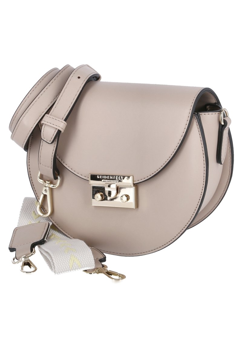 Beige läderhandväska med rundad form, guldaccessoarer, lockstängning och avtagbar tygrem med ett ljust mönster.