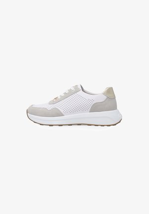 Witte en beige lage sneakers met geperforeerde zijpanelen, veterluiting, dikke witte zool en lichtbruine buitenzool.