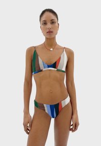 Pruhovaný bikiny set so širokou paletou farieb vrátane zelenej, modrej, červenej a hnedej. Mäkkučký materiál s tenkými ramienkami a minimalistickým dizajnom.