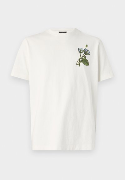 Weißen Baumwoll-T-Shirt mit Rundhalsausschnitt und kurzen Ärmeln, das auf der linken Brust mit gestickten blauen Blumen und grünen Blättern verziert ist.