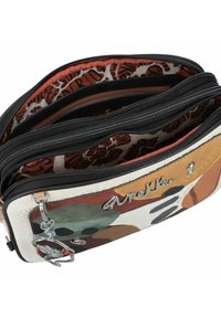 Borsa a mano multicolore con esterno testurizzato e a fantasia. Presenta più scomparti con zip e un portachiavi decorativo. Fodera interna a fantasia.