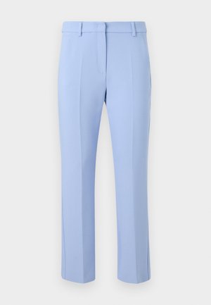 Lys blå skreddersydde bukser med flat front, to sidelommer og subtile folder som går nedover forsiden av hvert ben.