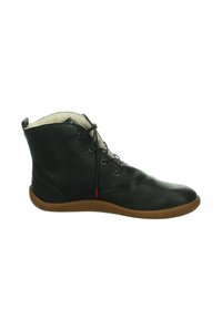 Schwarze Lederstiefelette mit weicher Innenauskleidung, runder Zehenform, Schnürdesign und flexibler brauner Gummisohle. Rote Akzente in der Nähe der Sohle.